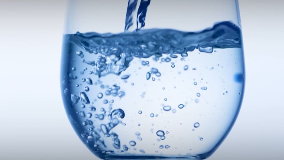 علامات خفية تدل على أنك لا تشرب كمية كافية من الماء (ليست العطش فقط)