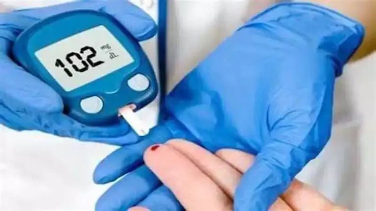 علامات خفية تدل على أنك لا تشرب كمية كافية من الماء (ليست العطش فقط)