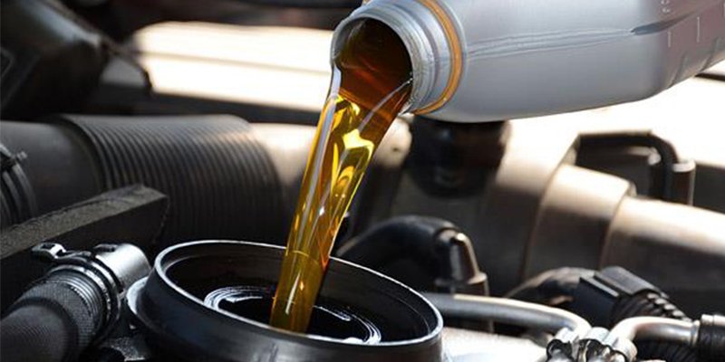 الفروق الصحية بين زيت السمسم وزيت الزيتون في الطبخ والقلي: دليل شامل لاختيار الأفضل